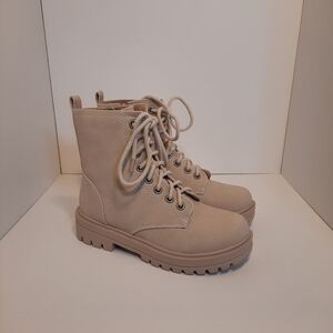 UNR8ED Firm Rugged Beige Monochrome Lug Sole Combat Women's 8.5